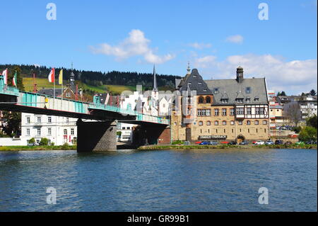 Traben-Trarbach sur la Moselle avec pont et l'Ancienne Poste Banque D'Images