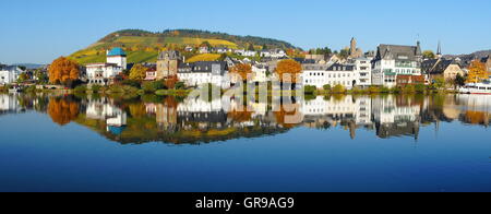 Panorama de la ville de Cochem sur la Moselle, connu pour son vin et l'Art Nouveau Banque D'Images