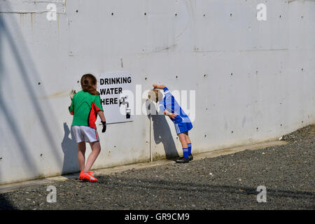 Les enfants de l'école primaire de refroidissement à un camp d'été à Derry, Irlande du Nord. ©George Sweeney/Al Banque D'Images