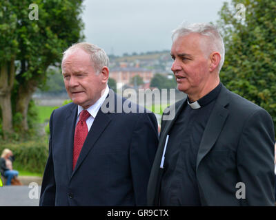 Martin McGuinness, vice-premier ministre de l'Irlande du Nord avec le prêtre catholique Michael Canning. ©George Sweeney/Alamy Banque D'Images