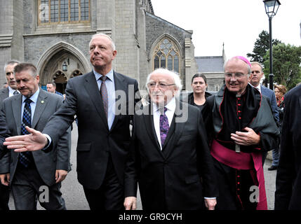 Michael D. Higgins (centre), Président de l'Irlande avec l'évêque catholique de Derry Mgr Donal McKeown. ©George Sweeney Banque D'Images