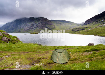 Tente à côté du Loch Coruisk avec Cuillin Hills derrière, l'île de Skye, Ecosse, Royaume-Uni Banque D'Images