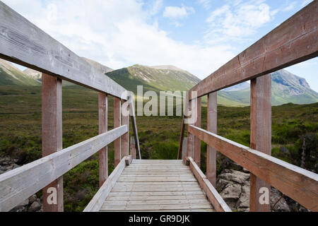 Pont de bois sur Allt Dearg Mor à vers Glen Sligachan, Ile de Skye, Ecosse, Royaume-Uni Banque D'Images