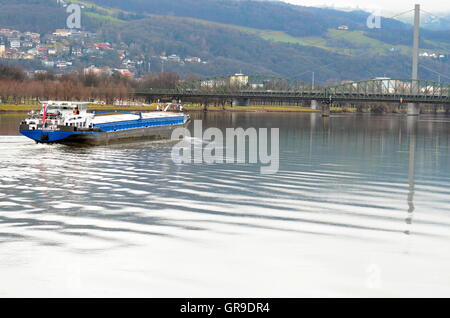 Bateau sur le Danube à Linz Banque D'Images