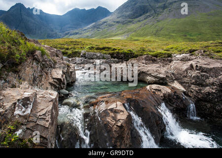 La Fée Des piscines en Glen friable avec Cuillin Hills derrière, l'île de Skye, Ecosse, Royaume-Uni Banque D'Images