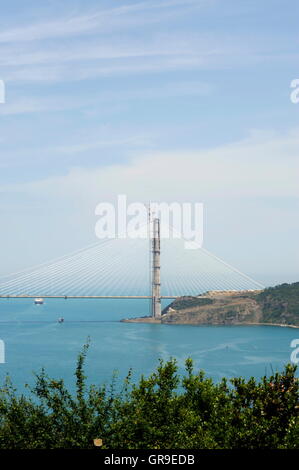 Vue depuis les ruines du château Yoros le Sultan Selim Bridge, Province d'Istanbul Banque D'Images