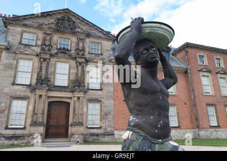 Statue de Moor de l'Afrique de l'extérieur de Dunham Massey Hall, une maison de campagne anglaise / stately home à Trafford, Altrincham, Cheshire Banque D'Images