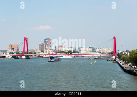 ROTTERDAM, Pays-bas- le 31 août 2016 : Willemsbrug avec l'horizon de la ville Rotterddam le 31 août 2016 à Rotterdam,ce Banque D'Images