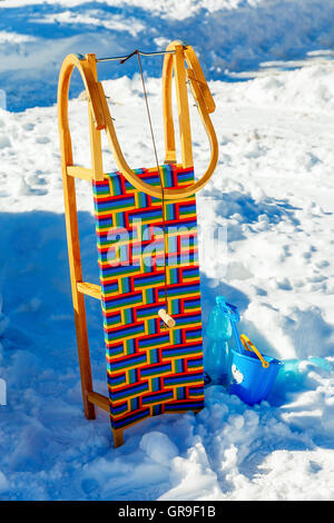 Traîneau dans la neige. Isolé sur fond blanc et bleu. Banque D'Images