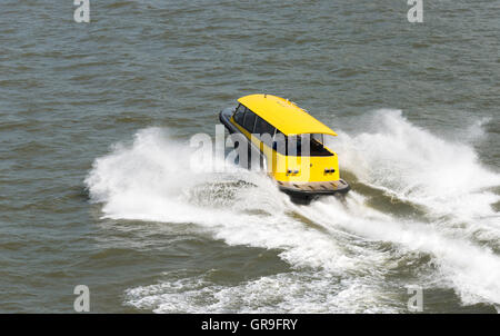 Taxi de l'eau à grande vitesse sur la rivière à Rotterdam, Holland Banque D'Images