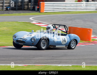 Une course de voiture de sport Ginetta G4 à Oulton Park dans la Gold Cup Meeting près de Tarporley Cheshire Angleterre Royaume-Uni Banque D'Images