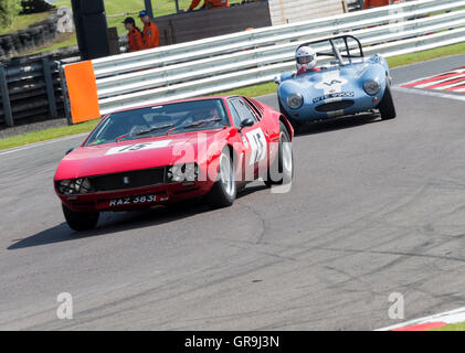 Historique de Tomaso Mangusta et Ginetta G4 Sports Cars Racing à Oulton Park dans la Gold Cup Meeting près de Tarporley Cheshire Angleterre Royaume-Uni Banque D'Images