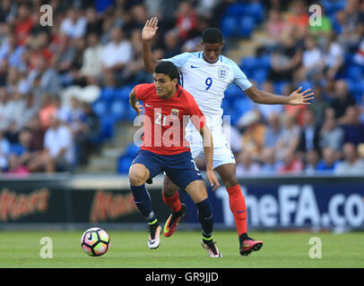 L'Angleterre Marcus Rashford (à droite) et la Norvège U21's Mohamed Elyounoussi bataille pour la balle durant l'UEFA Euro 2017 Moins de 21 ans match de qualification à la communauté Stadium, Colchester. Banque D'Images