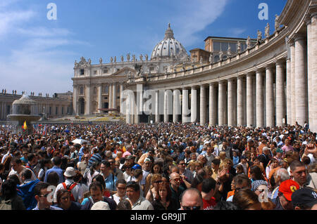 Les pèlerins en Messe de Pâques à la basilique Saint-Pierre, Vatican, Rome, Latium, Italie, Europe Banque D'Images