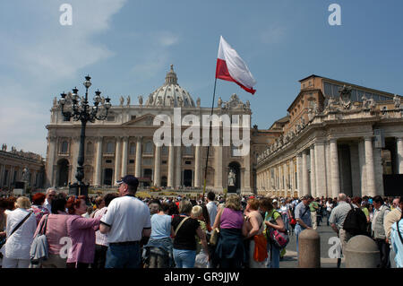 Les pèlerins en Messe de Pâques à la basilique Saint-Pierre, Vatican, Rome, Latium, Italie, Europe Banque D'Images