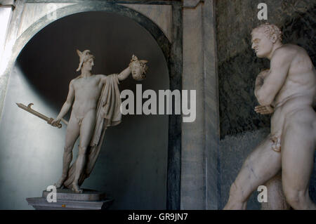 Le Musée du Vatican, statue en marbre de Perseus holding tête de Méduse par Antonio Canova, musée du Vatican, Rome, Italie. Banque D'Images