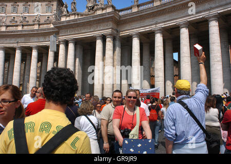 Les pèlerins en Messe de Pâques à la basilique Saint-Pierre, Vatican, Rome, Latium, Italie, Europe Banque D'Images