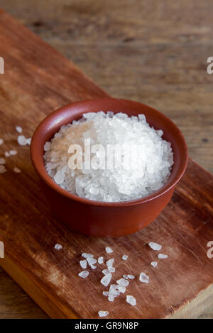 Le sel de mer dans un bol en céramique close up Banque D'Images