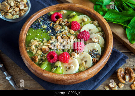 Smoothie déjeuner sain bol garni de fruits, noix, graines et fruits Banque D'Images