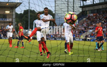 L'Angleterre Marcus Rashford célèbre marquant son troisième but de la partie au cours de l'UEFA Euro 2017 Moins de 21 ans match de qualification à la communauté Stadium, Colchester. Banque D'Images