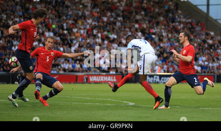 L'Angleterre Marcus Rashford (deuxième à droite) du côté marque son quatrième but de la partie au cours de l'UEFA Euro 2017 Moins de 21 ans match de qualification à la communauté Stadium, Colchester. Banque D'Images