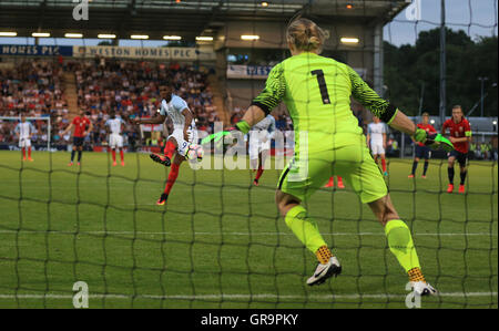 L'Angleterre Marcus Rashford (à gauche) marque son troisième but de la partie au cours de l'UEFA Euro 2017 Moins de 21 ans match de qualification à la communauté Stadium, Colchester. Banque D'Images