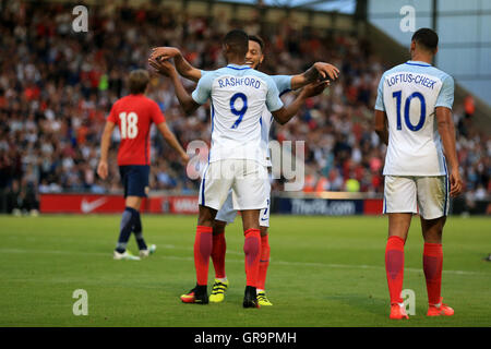 L'Angleterre Marcus Rashford célèbre marquant son quatrième but du côté du jeu au cours de l'UEFA Euro 2017 Moins de 21 ans match de qualification à la communauté Stadium, Colchester. Banque D'Images