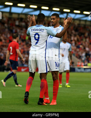 L'Angleterre Marcus Rashford célèbre marquant son quatrième but du côté du jeu au cours de l'UEFA Euro 2017 Moins de 21 ans match de qualification à la communauté Stadium, Colchester. Banque D'Images