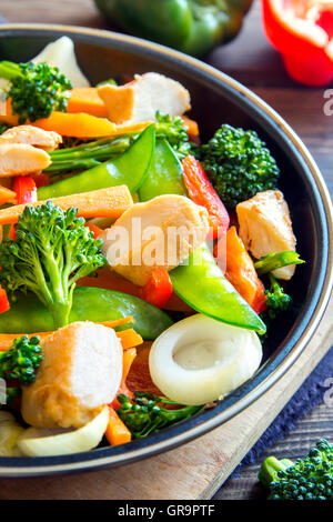 Des légumes sautées avec du poulet à la casserole close up Banque D'Images