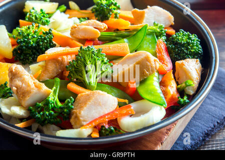 Des légumes sautées avec du poulet à la casserole close up Banque D'Images