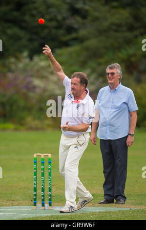 Piers Morgan bowling pour l'équipe américaine au cours de la presse britannique et nous presse de cricket organisé par l'ambassadeur américain Matthew Barzun à sa résidence officielle, Winfield House dans le centre de Londres. Banque D'Images