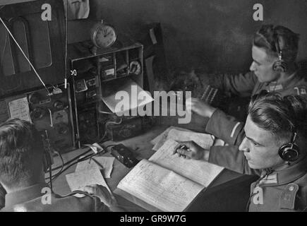 Soldats allemands en 1935 sur une radio Banque D'Images