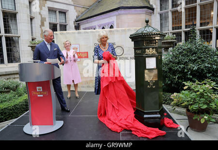 Le Prince de Galles et la duchesse de Cornouailles dévoiler une penfold postbox qu'ils assistent à une réception marquant le 500e anniversaire de la Royal Mail à Merchant Taylor's Hall à Londres. Banque D'Images