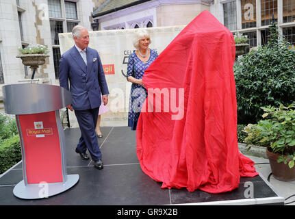 Le Prince de Galles et la duchesse de Cornouailles dévoiler une penfold postbox qu'ils assistent à une réception marquant le 500e anniversaire de la Royal Mail à Merchant Taylor's Hall à Londres. Banque D'Images