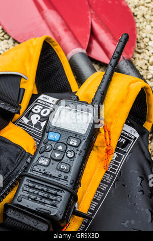 Pagaie de kayak, la flottabilité et l'aide de la radio VHF. Banque D'Images