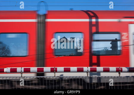 Railroad Crossing avec train qui passe Banque D'Images