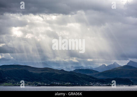 Rayons de soleil sont briser le nuage à Norwegian Coastal Landscape Banque D'Images