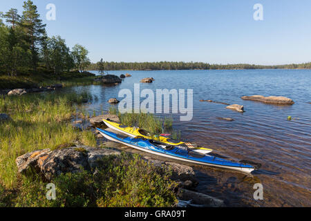 Deux kayaks de mer sur les rives du lac Inari en Laponie du Nord en Finlande Banque D'Images