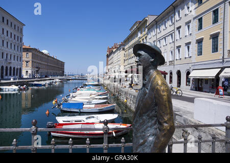 Grand Canal avec Statue de James Joyce, Trieste, Frioul-Vénétie Julienne, Italie, Europe Banque D'Images