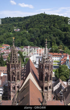 Vue depuis la tour de la cathédrale de Fribourg, dans l'arrière-plan la colline du Schlossberg, Freiburg im Breisgau, Breisgau, Bade-Wurtemberg, Allemagne, Europe Banque D'Images