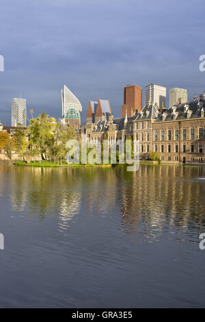 Binnenhof, cour intérieure, le château gothique, des gratte-ciel à l'arrière, La Haye, Pays-Bas, Europe Banque D'Images