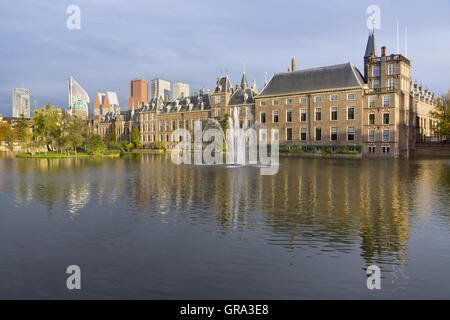 Binnenhof, cour intérieure, le château gothique, des gratte-ciel à l'arrière, La Haye, Pays-Bas, Europe Banque D'Images