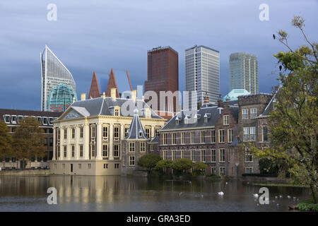 Binnenhof et le Musée Mauritshuis, des gratte-ciel à l'arrière, La Haye, Pays-Bas, Europe Banque D'Images