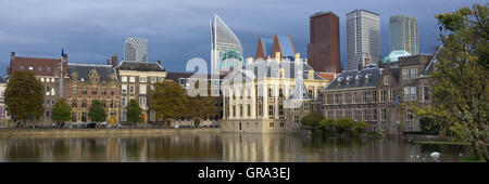 Vue panoramique Binnenhof et le Musée Mauritshuis, des gratte-ciel à l'arrière, La Haye, Pays-Bas, Europe Banque D'Images