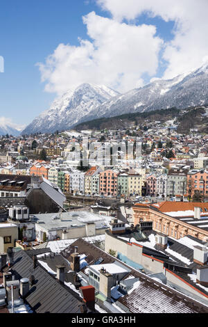 Vue depuis la tour de la ville sur la ville d'Innsbruck, Tyrol, Autriche, Europe Banque D'Images