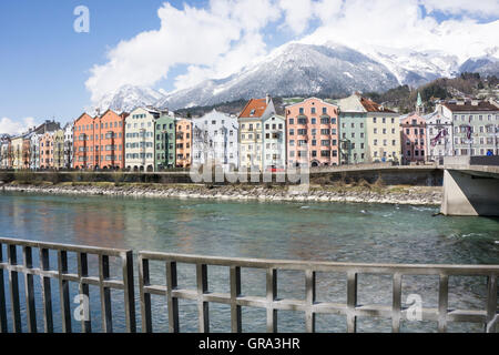 En rangée de Mariahilf sur la rive de la rivière Inn, Innsbruck, Tyrol, Autriche, Europe Banque D'Images