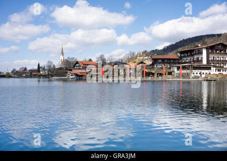Lac Schliersee et la petite ville de Schliersee, Upper Bavaria, Bavaria, Germany, Europe Banque D'Images