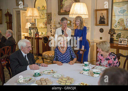 La duchesse de Cornouailles (centre) s'entretient avec les clients au cours d'une réception pour la bataille d'Angleterre Association de chasse à Clarence House, dans le centre de Londres. Banque D'Images