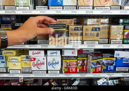 Emballages de cigarettes avec des photos sur les paquets de cigarettes pour illustrer les dangers du tabagisme. Banque D'Images