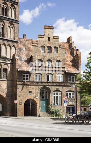 Burgtor und Zöllnerhaus, porte du Château et Maison lieu désiré, ville hanséatique de Lübeck, Site du patrimoine mondial de l'Schleswig-Holstein, Allemagne, Europe Banque D'Images